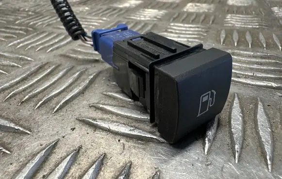 Toyota RAV 4 (XA50) Fuel tank opening switch 15F7000020