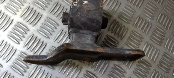 Mitsubishi Carisma Engine mount bracket 3318058