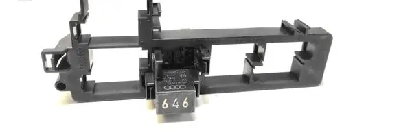 Volkswagen PASSAT B7 Other relay 4H0951253C