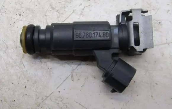 Peugeot 108 Fuel injector 0280157127