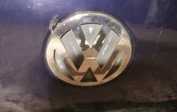 Manufacturer badge logo/emblem