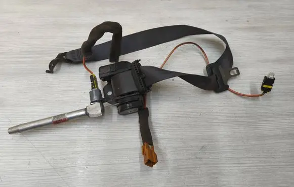 Volvo V70 Rear seatbelt 9478173