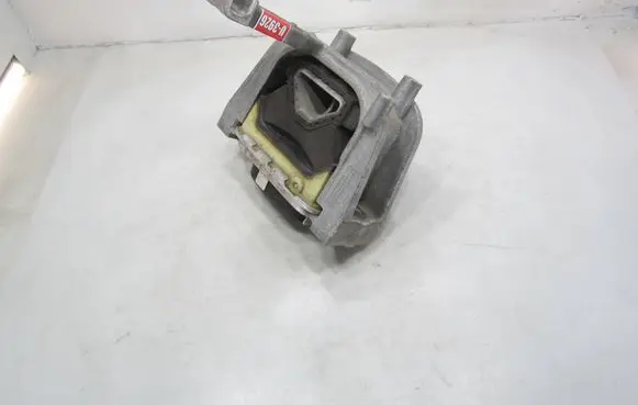 Volkswagen PASSAT B8 Engine mount bracket 3Q0199262J XXZJH16B10BX9 3Q0199262