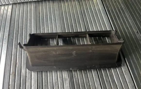 Volkswagen Caddy Quarter panel pressure vent 2K0819241
