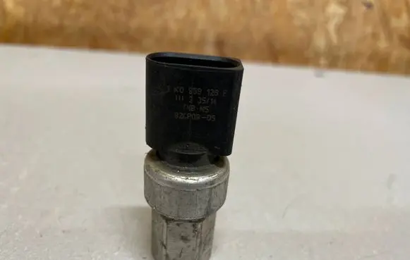 Volkswagen Golf VI Air conditioning (A/C) pressure sensor 1K0959126F
