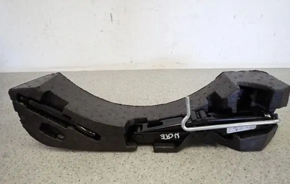 Nissan Note (E11) Spare wheel mounting bracket 849759U00B