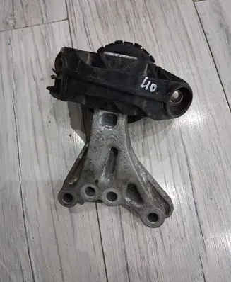 Engine mount vacuum valve