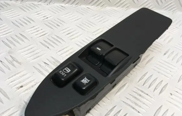 Mitsubishi Pajero Electric window control switch 8608A111