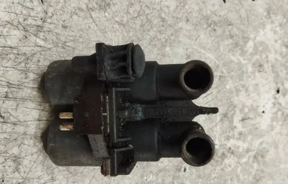 Mercedes-Benz E W124 Coolant heater control valve 0008306584