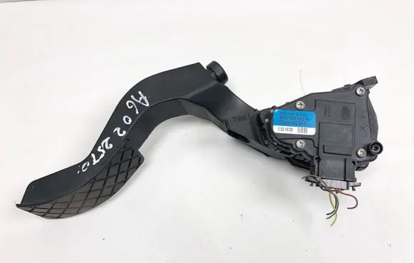 Accelerator throttle pedal