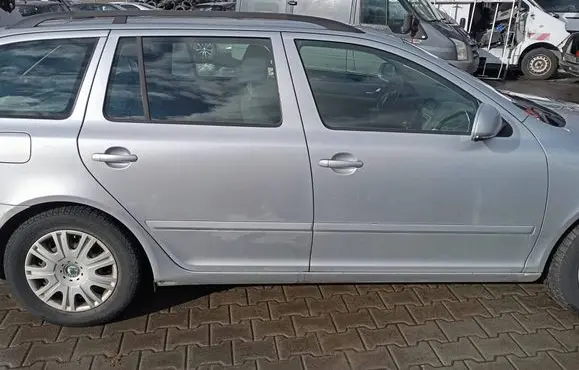 Skoda Octavia Mk2 (1Z) Front door DRZWITYLPRAWOCTAVI