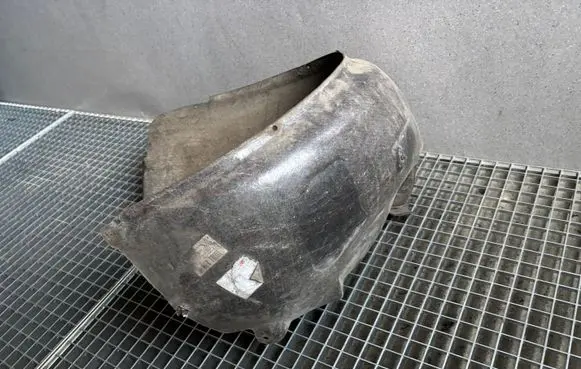 Front wheel arch liner splash guards
