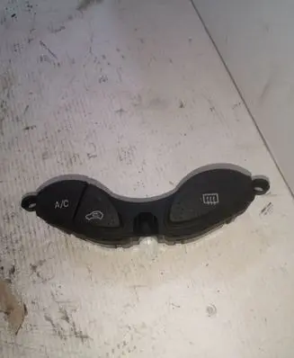 Ford Focus Windscreen/window heater switch 98AG19A945BF