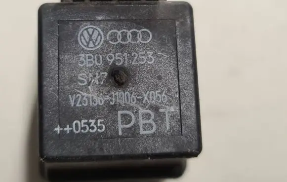 Volkswagen PASSAT B6 Glow plug pre-heat relay 3B0951253