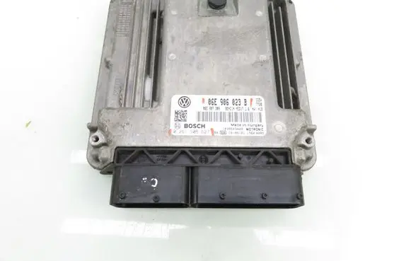Volkswagen Touareg I Engine control unit/module 06E906023B 0261S05627