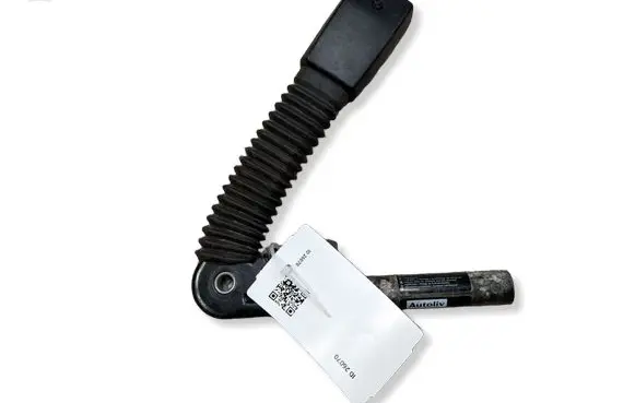 BMW 3 E46 Front seatbelt buckle 8257787