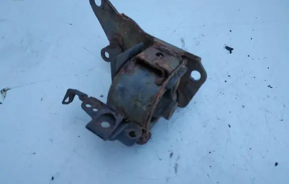 Toyota Avensis T250 Engine mount bracket