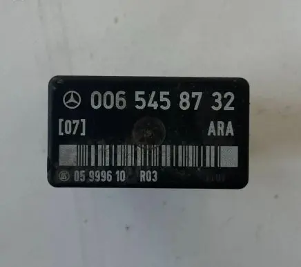 Mercedes-Benz E W124 Fuel pump relay 0065458732 A0065458732