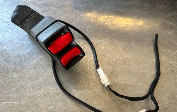 Nissan Qashqai Middle seatbelt buckle (rear) 