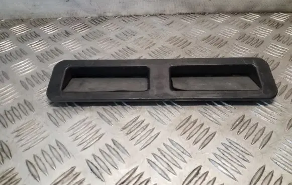 Mitsubishi Colt Quarter panel pressure vent MR958010