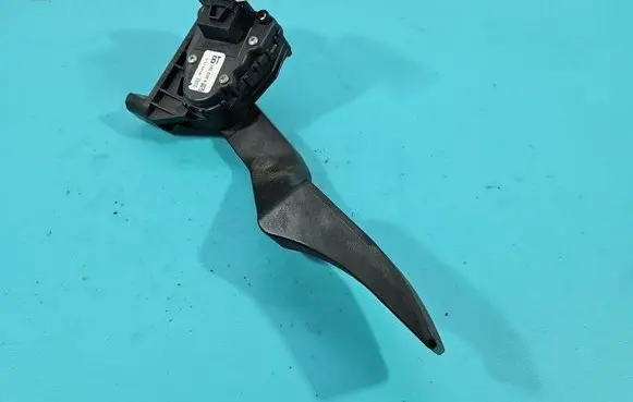 Accelerator throttle pedal