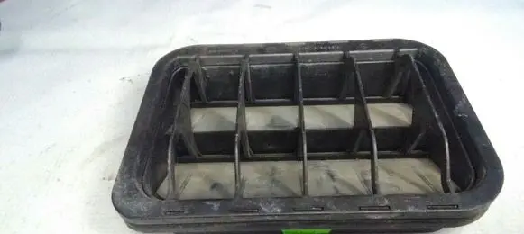 Quarter panel pressure vent