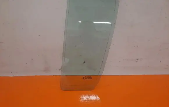 Suzuki Swift I Rear door window glass 43R-001583