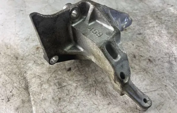 Toyota Land Cruiser (HDJ90) Engine mounting bracket 246260459