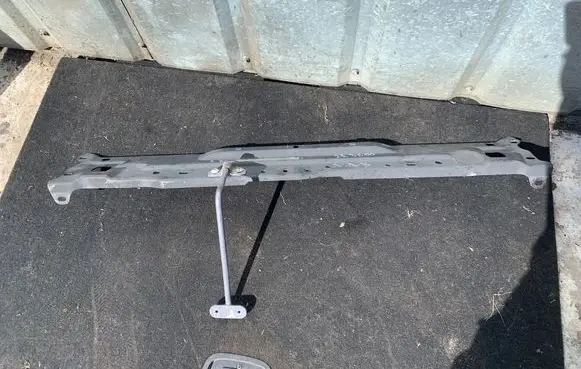 Mercedes-Benz C W204 Top upper radiator support slam panel A2046200272