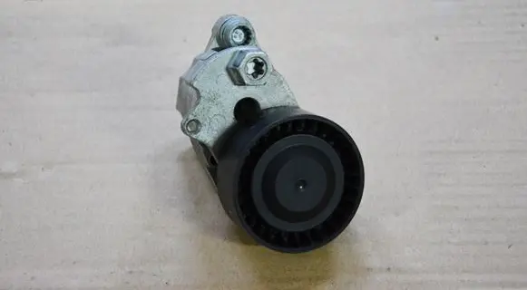 Volkswagen Golf VII Generator/alternator belt tensioner 04E145299L