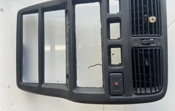Nissan Almera N16 Dash center air vent grill 687501N600