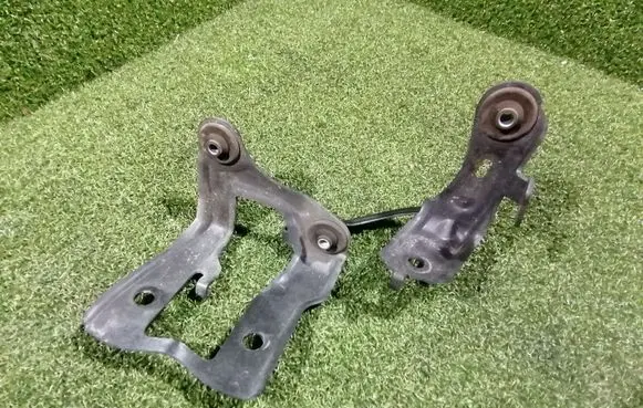 Renault Master III Power steering pump mounting bracket A0035475G