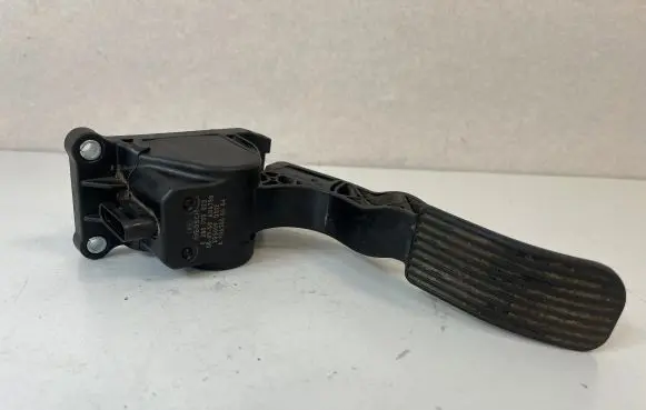 Mercedes-Benz Vito Viano W639 Accelerator throttle pedal A9063000404 A04758 ZGS009Q012