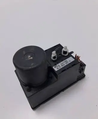 Audi A6 S6 C4 4A Central locking vacuum pump 240796 8L0862257A