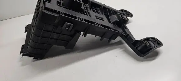 Volkswagen PASSAT B6 Battery tray 