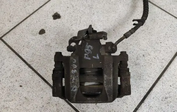 Chrysler Town & Country V Rear brake caliper