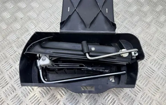 Mercedes-Benz S W221 Tool set A2215810001
