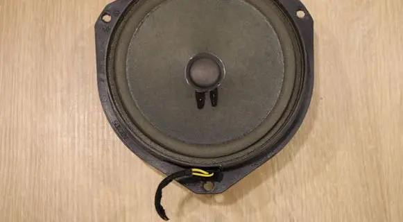 Alfa Romeo Giulietta Front door speaker