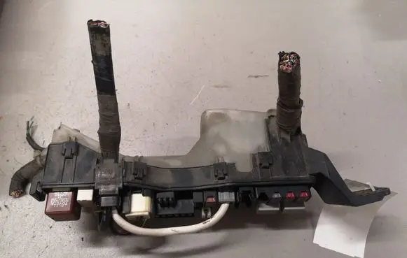Toyota Corolla E120 E130 Fuse module 8179PA1 4877