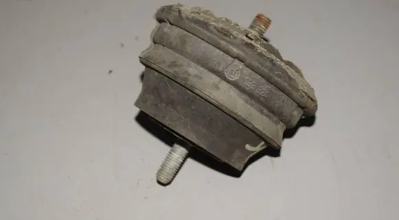 BMW 5 E39 Engine mount bracket