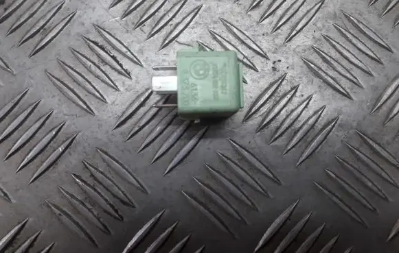 BMW 5 E39 Other relay 61368373700 v23134-k59-x312
