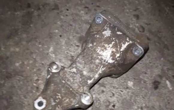Mercedes-Benz C W203 Engine mounting bracket A6112230704