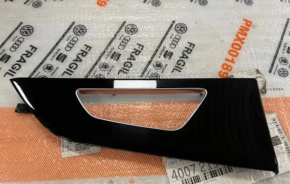 Audi Q7 4M Rear door card panel trim 4M8867449D