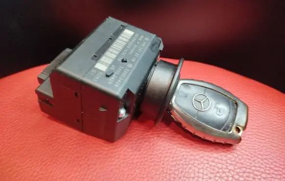 Mercedes-Benz C W203 Ignition lock 33002428 2095453308 33002429