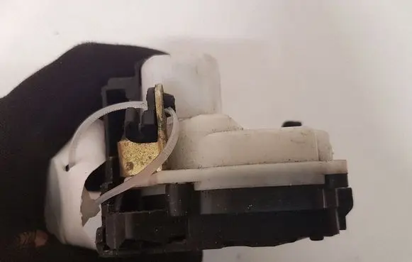 Peugeot 607 Front door lock