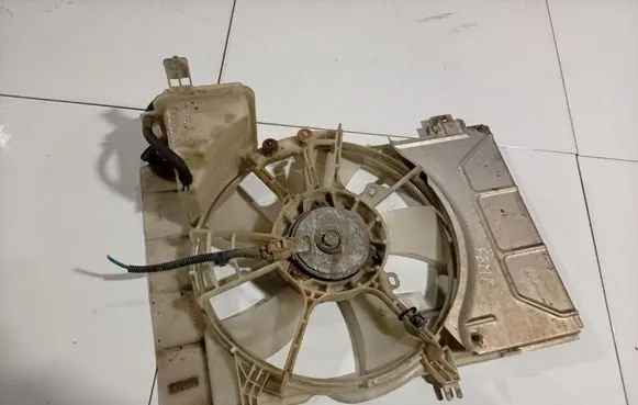 Toyota Yaris Radiator cooling fan shroud 