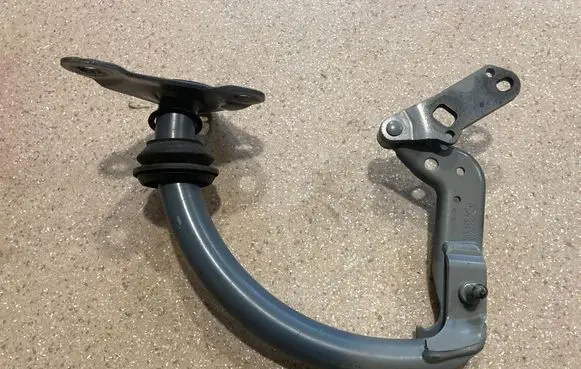 BMW 7 E65 E66 Tailgate/trunk/boot hinge 8240340