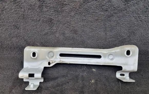Audi Q7 4M Fender mounting bracket 4M0821432
