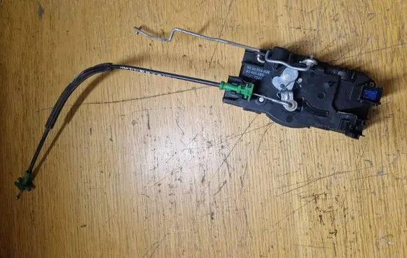 Opel Vivaro Loading door lock 905031603R