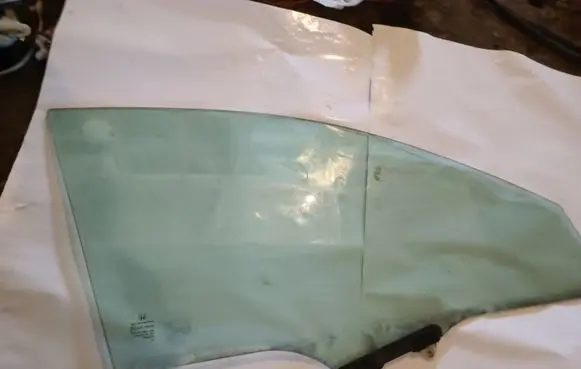 Honda CR-V Front door window glass four-door E643R00050 DOT24M62AS2